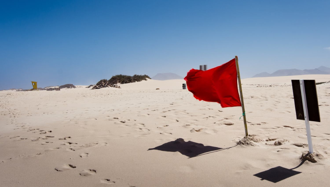 Červená vlajka na pláži.
